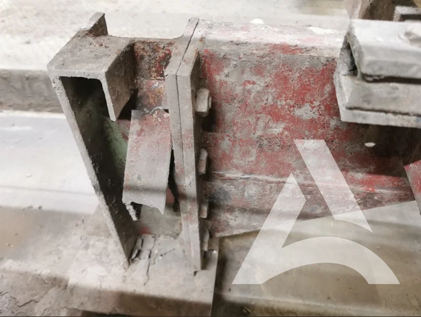 Poutre en acier nettoyée après élimination de la colle et du ciment