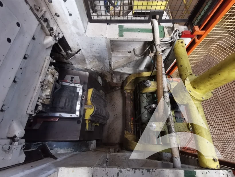 Presse industrielle après nettoyage des dépôts de terre et résidus