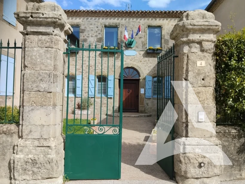 Pilier en pierre nettoyé à l’entrée d’une mairie