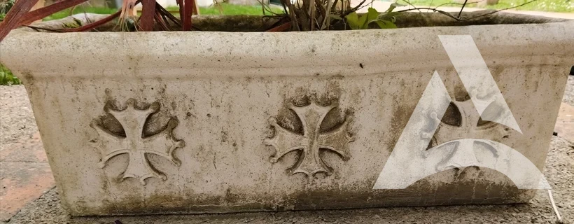 Pot de fleur en ciment après nettoyage et suppression des mousses