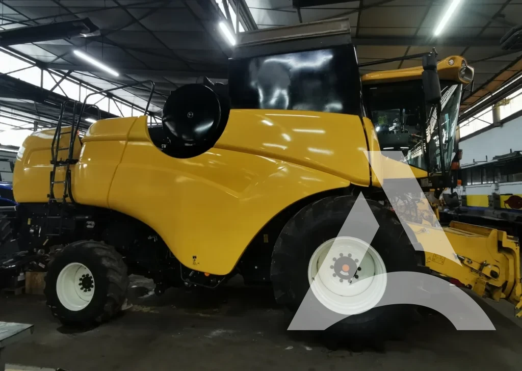 Moissonneuse agricole après remise en état de la carrosserie extérieure