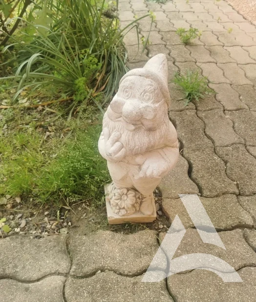 Décoration extérieure en ciment après nettoyage des mousses et lichens