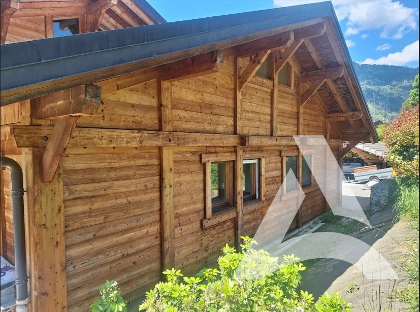 Face nord de chalet en bois nettoyée et débarrassée des mousses et du grisaillement