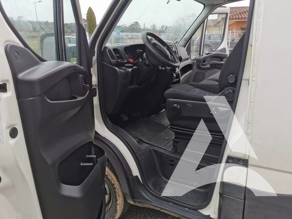 Poste conducteur de Renault Trafic nettoyé et débarrassé de la boue