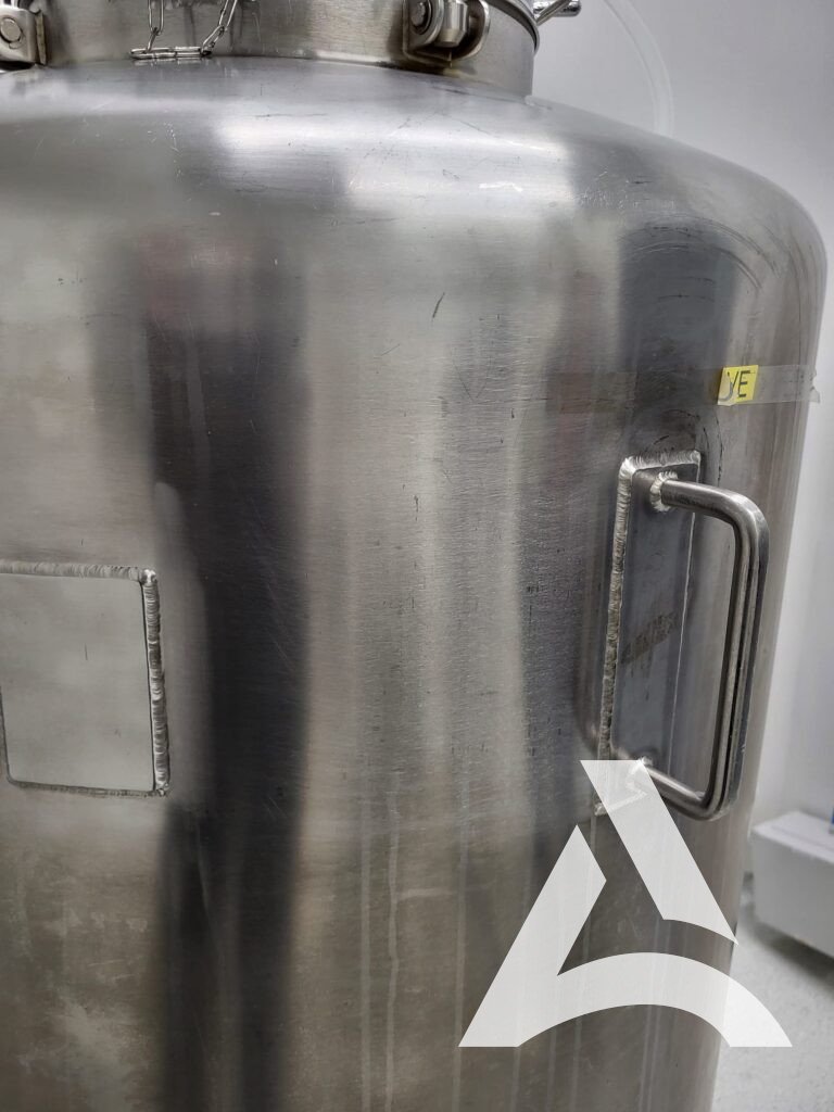 Cuve en acier inox après nettoyage professionnel et remise en état