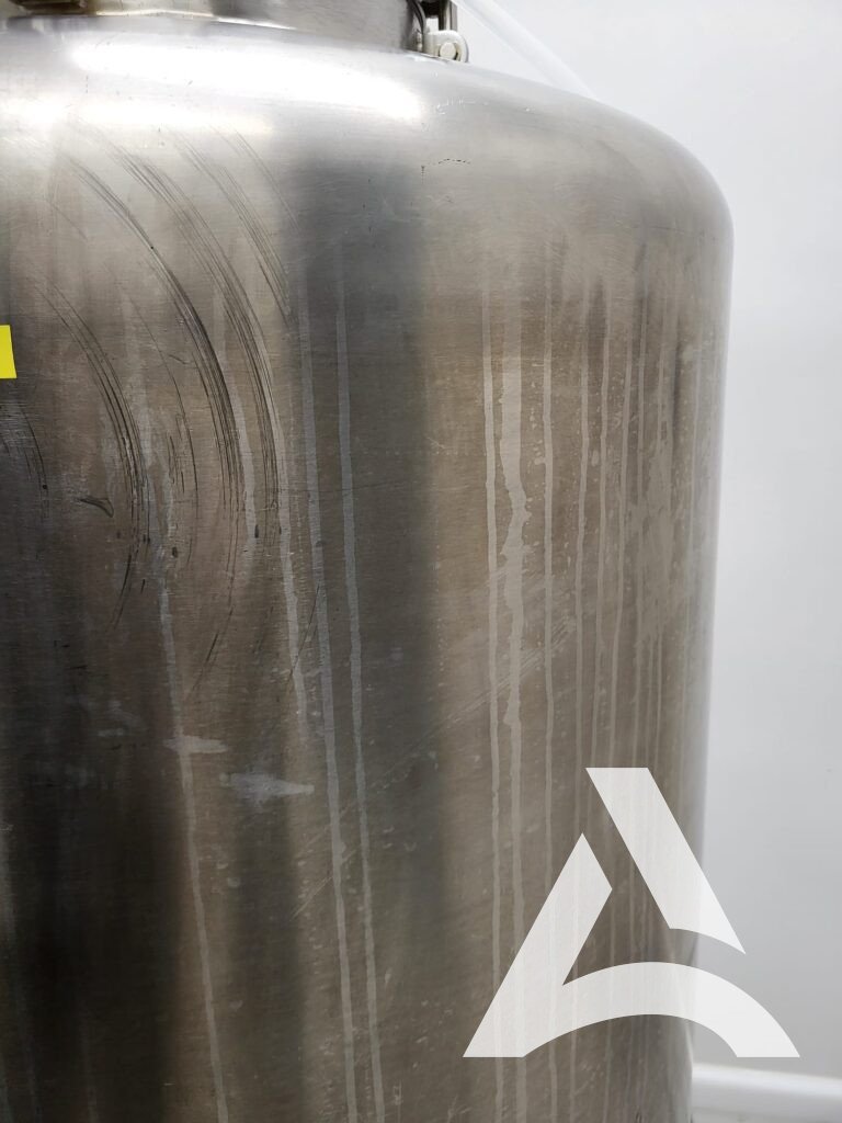 Cuve en acier inox avant nettoyage avec traces, coulures et résidus industriels