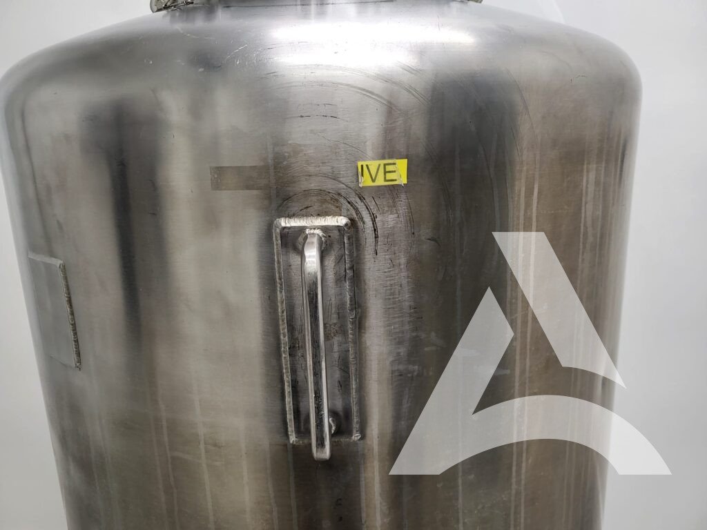 Comparaison avant après nettoyage d’une cuve en acier inox industriel