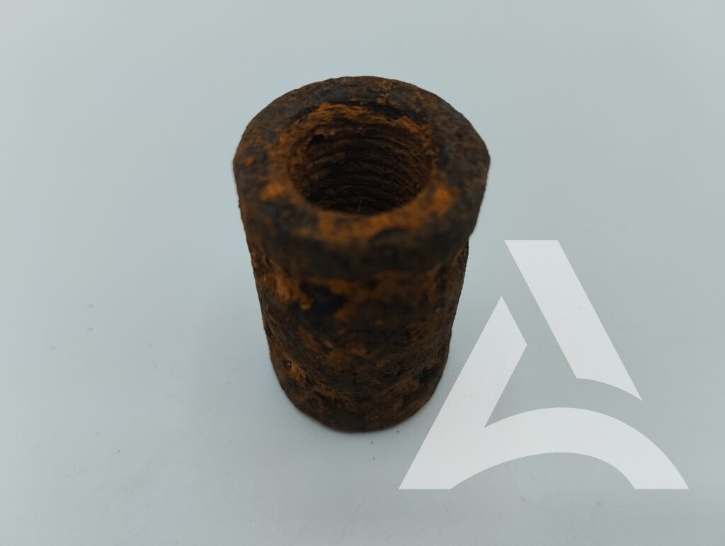 Coupleur hérisson en acier fortement rouillé avec filetage interne oxydé