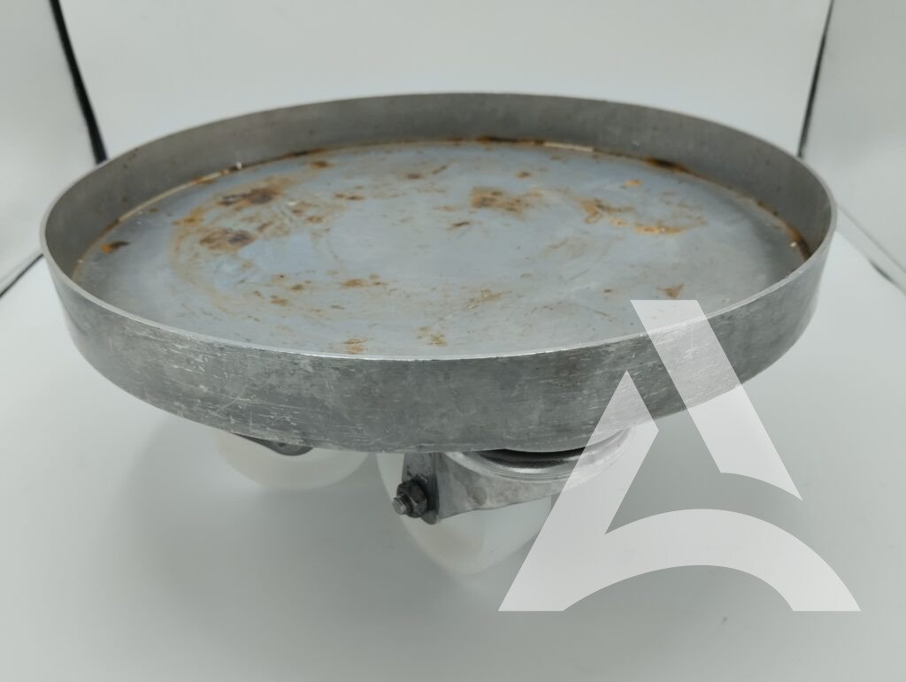 Support à roulettes métallique avec traces d’oxydation utilisé en laboratoire