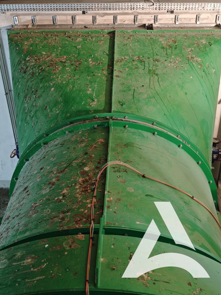 Ventilateur industriel recouvert de fientes de pigeons