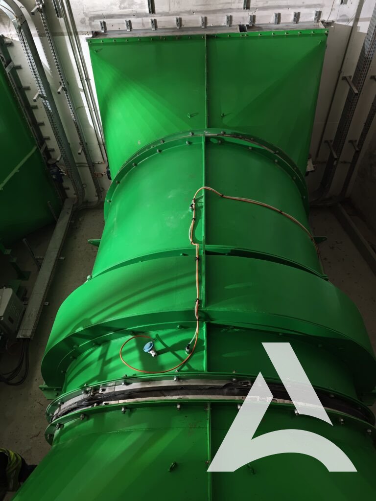 Ventilateur industriel nettoyé après retrait des fientes de pigeons