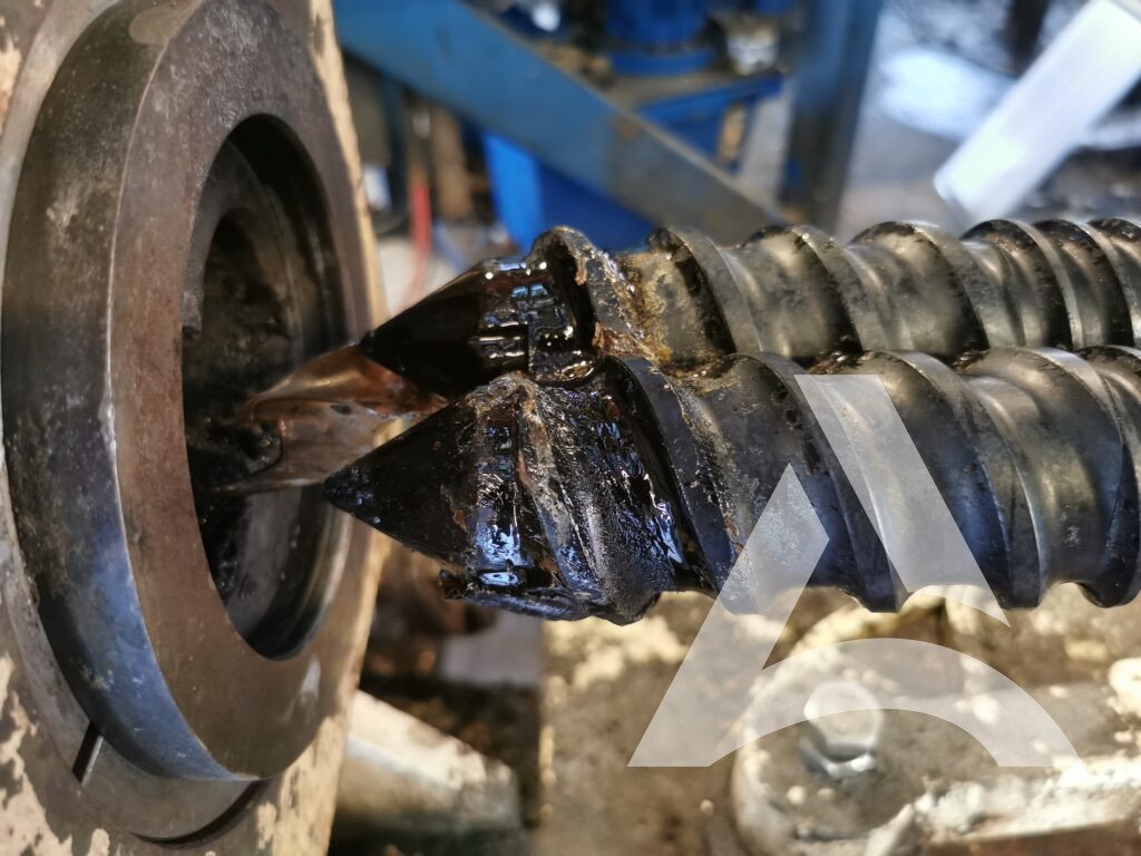 Vis d’extrusion industrielle encrassée avant nettoyage technique
