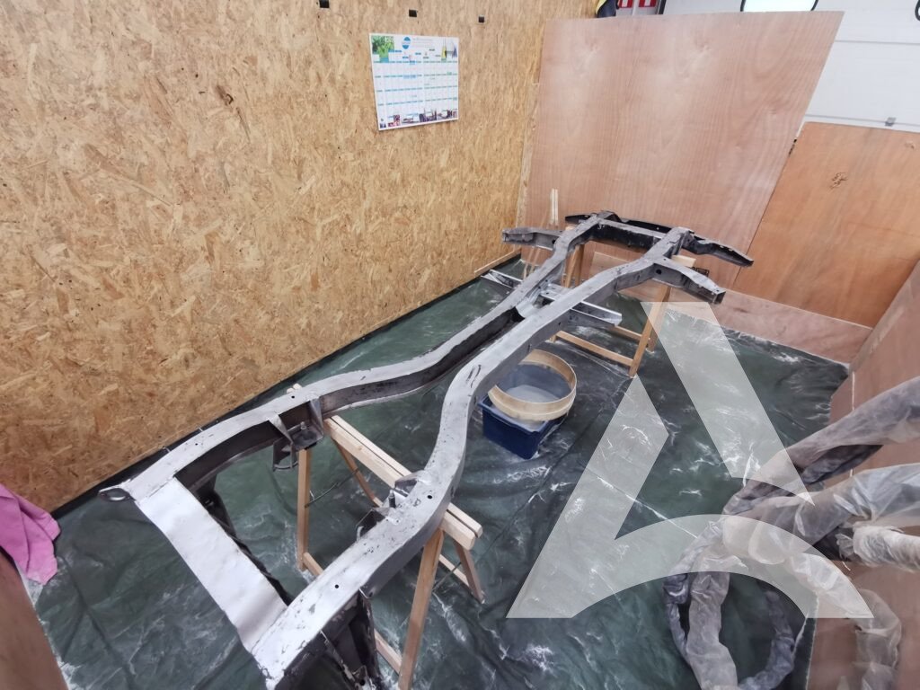 Châssis automobile Triumph avec résidus et corrosion avant nettoyage