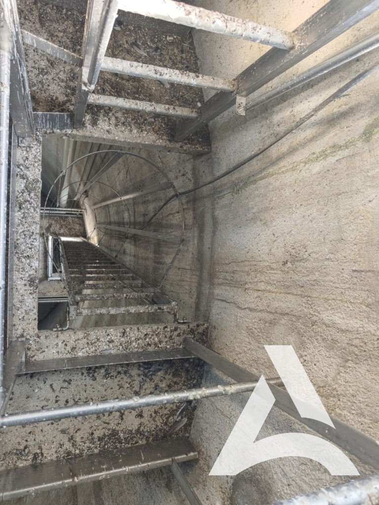 Vue intérieure d’un château d’eau contaminé par des fientes