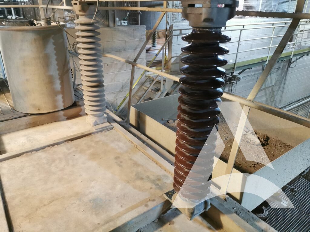 Vue globale d’un isolateur électrique en céramique nettoyé et pas nettoyé