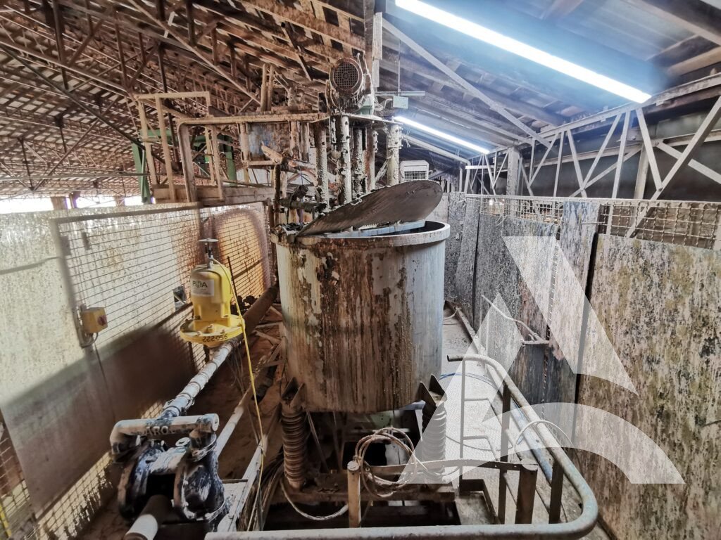 Cuve industrielle de préparation d’argile encrassée avant nettoyage technique