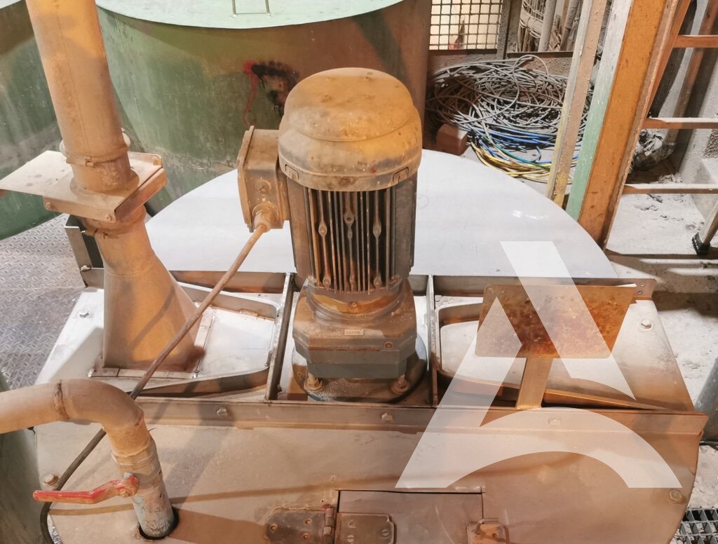 Ventilateur centrifuge industriel encrassé avant nettoyage technique