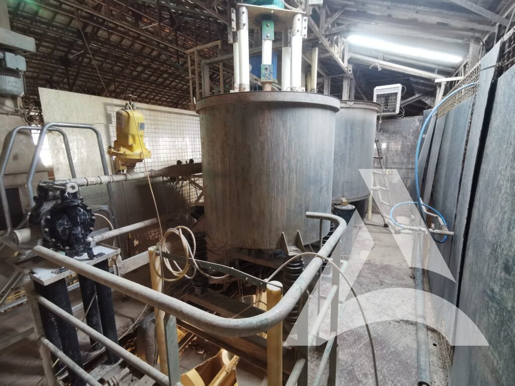 Cuve industrielle de préparation d’argile après nettoyage technique