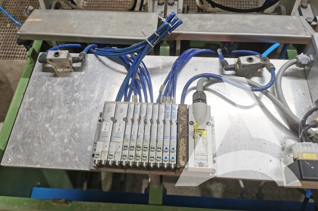 Îlot de distributeurs pneumatiques après nettoyage technique