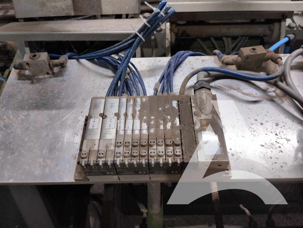 Îlot de distributeurs pneumatiques encrassé avant nettoyage technique