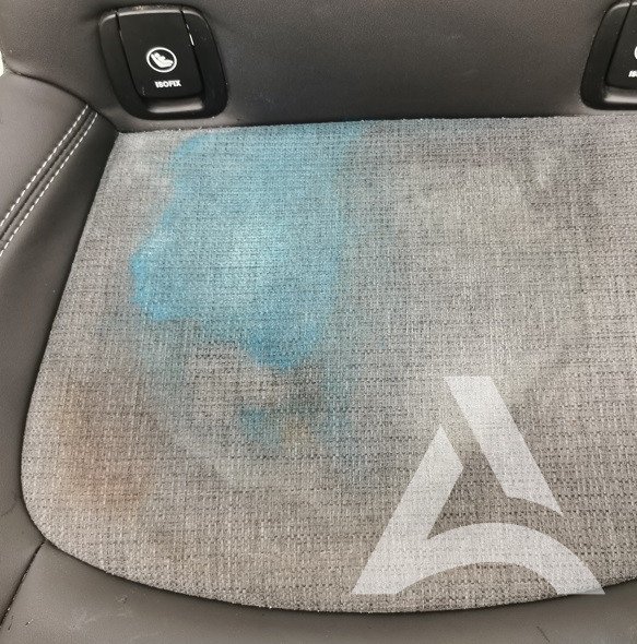 Fauteuil de voiture taché par de la peinture